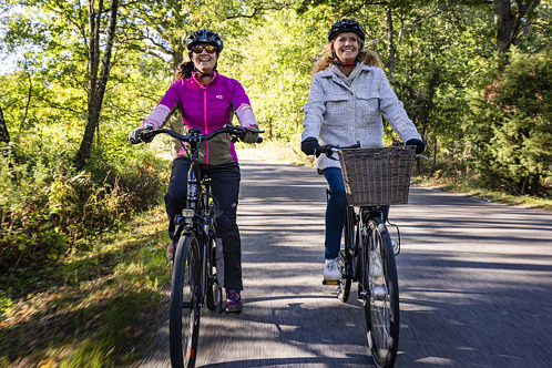 Två personer som cyklar