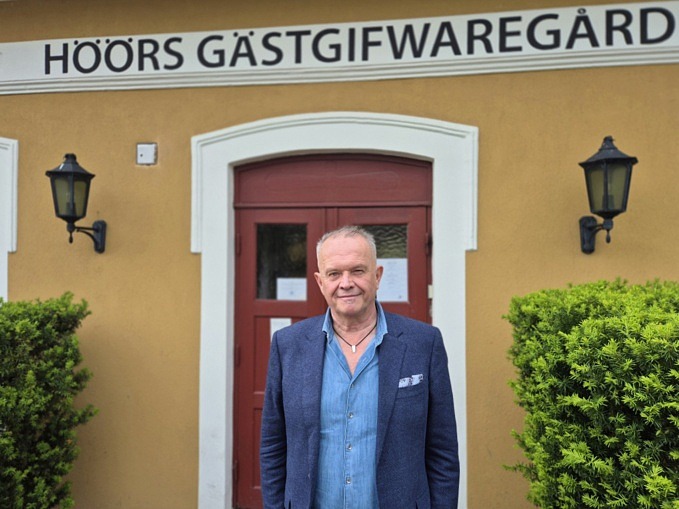 Bengt Mårtensson framför Gästis.