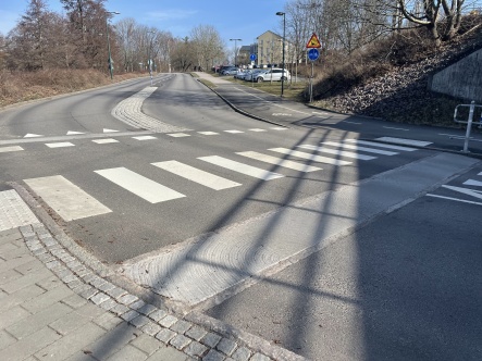 Exempelbild som visar upphöjd cykelöverfart och övergångsställe