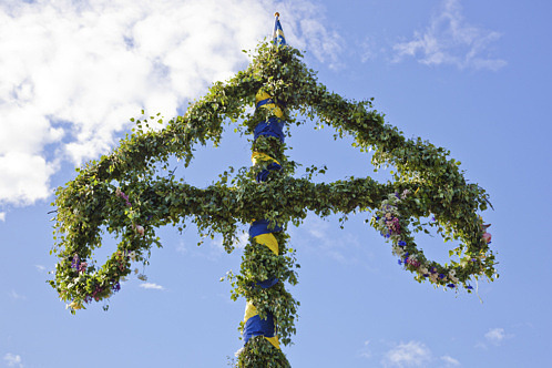 Midsommarstång och blå himmel