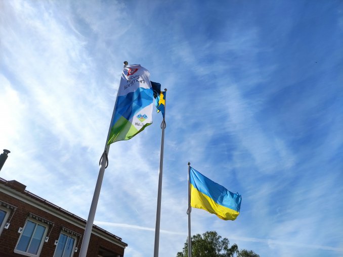 Höörs kommun flagga och den ukrainska flaggan utanför Höörs kommunhus.