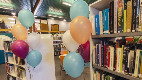 Personal och ungdomar har invigt ny avdelning på Höörs bibliotek