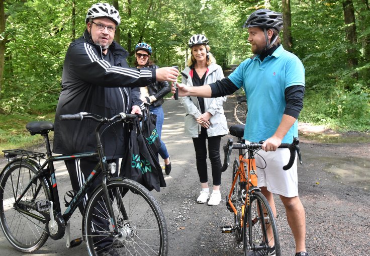 Kommunstyrelsens ordförande i Svalövs kommun Teddy Nilsson lämnar över stafettpinnen till Johan Svahnberg, kommunstyrelsens ordförande i Höörs kommun