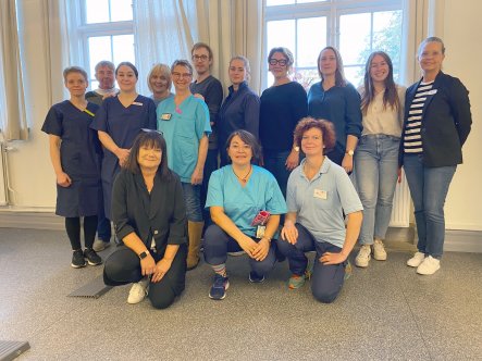 Gruppbild på 14 personer som jobbar inom vård och omsorg i Höörs kommun.