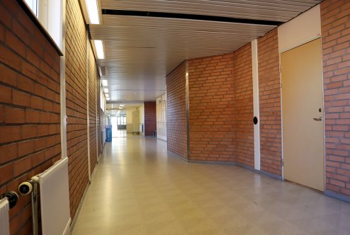 Lång tom korridor.