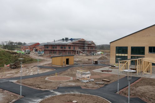 Utemiljö under uppbyggnad utanför särskilt boende.