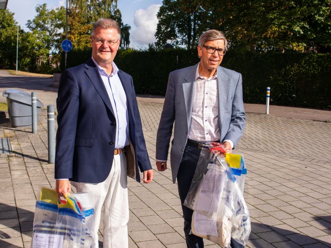 Anders Netterheim valnämndens ordförande, och Leif Alfredsson, kommunsekreterare med röstsedlar som ska transporteras till Länsstyrelsen för kontrollräkning.