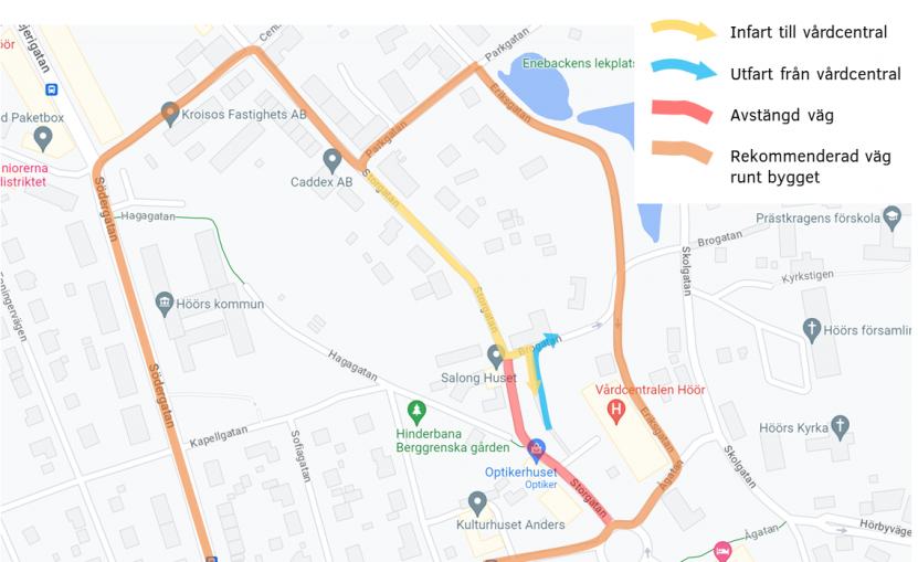 Röd markering visar den avstängda vägen. Gul pil visar tillfällig infart till vårdcentralen och blå pil visar utfart från vårdcentralen. Orange markering visar en rekommenderad väg om du inte ska till vårdcentralen