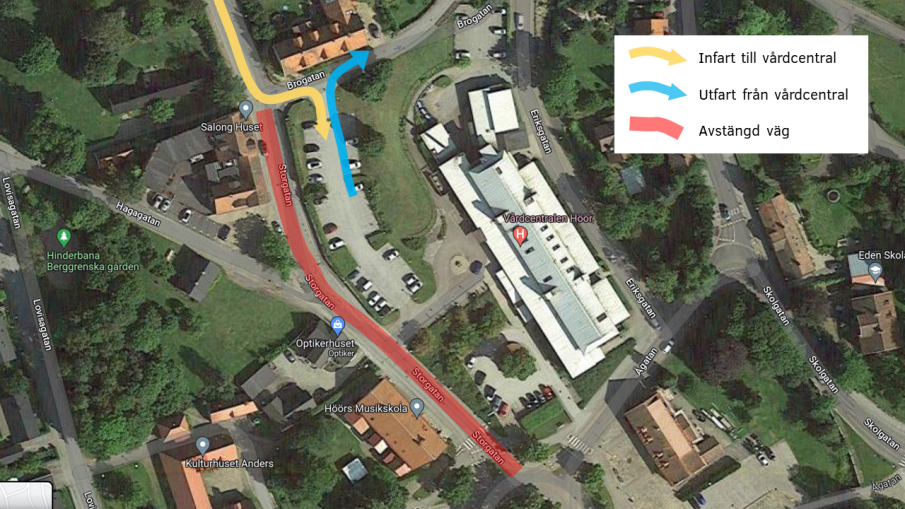Röd markering visar den avstängda vägen. Gul pil visar tillfällig infart till vårdcentralen och blå pil visar utfart från vårdcentralen.