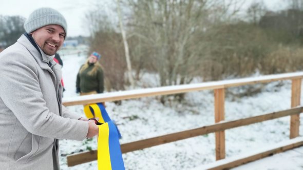 Kommunstyrelsens ordförande Johan Svahnberg klipper bandet och inviger Backaslingan. 