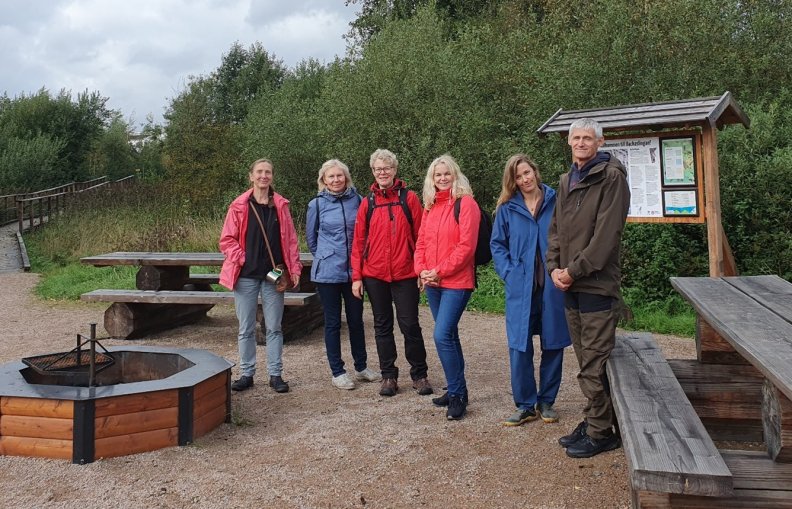 Sex tjänstepersoner står på en grillplats längs med Backaslingan i höör. 