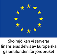 EU:s flagga och texten: Skolmjölken vi serverar finansieras delvis av Europeiska garantifonden för jordbruket.