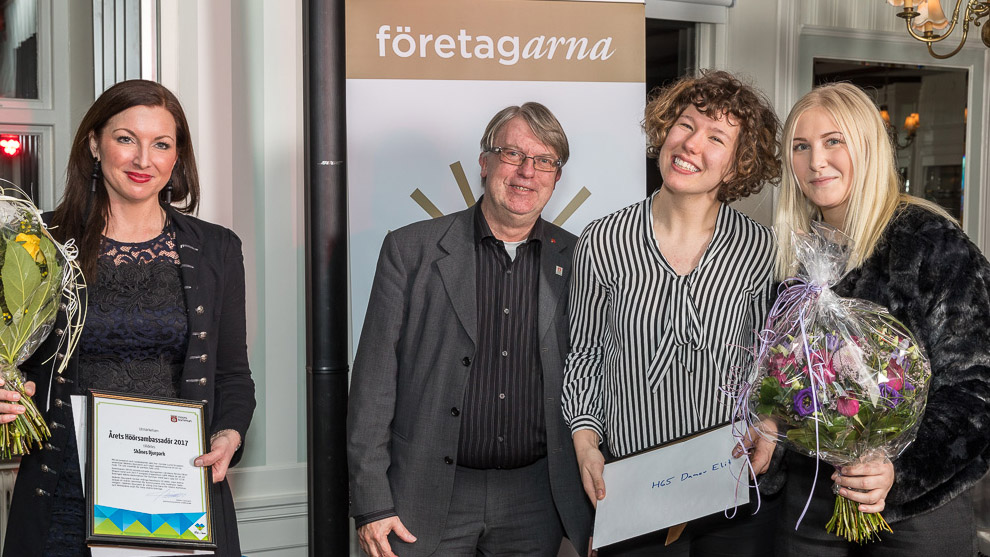 Camilla Kehlmeier från Skånes djurpark och Tilda Winberg och Ida Gullberg från H65 Höörs elitdamlag tar emot utmärkelsen Årets Höörsambassadör. I mitten Stefan Lissmark, kommunalråd i Höör.