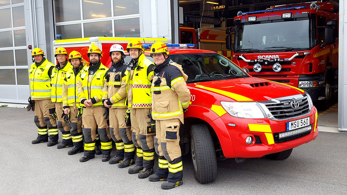 Sju brandmän framför nytt utryckningsfordon