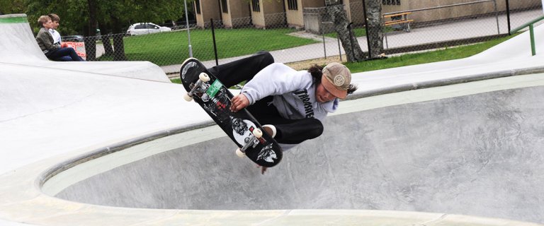 Skateboardåkare i aktion - Höörs skatepark