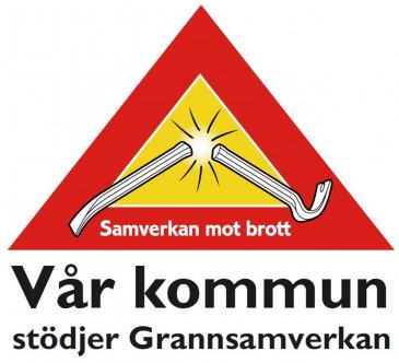 Grannsamverkans logga: en triangel med röd ram och en kofot i två delar inuti. Text i bild: Samverkan mott brott. Vår kommuns stödjer Grannsamverkan.