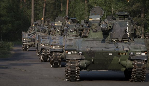 Flera stridsvagnar som åker på rad.